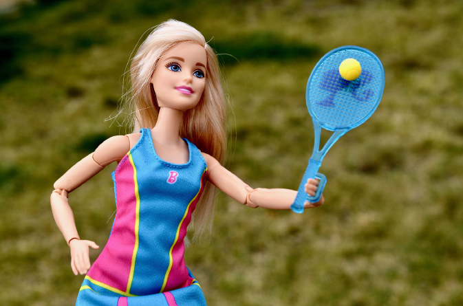 みたか素材写真「テニスをしている人形」